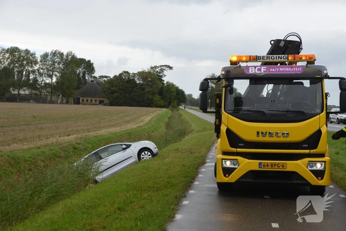 Auto belandt in sloot na aanrijding op kruising