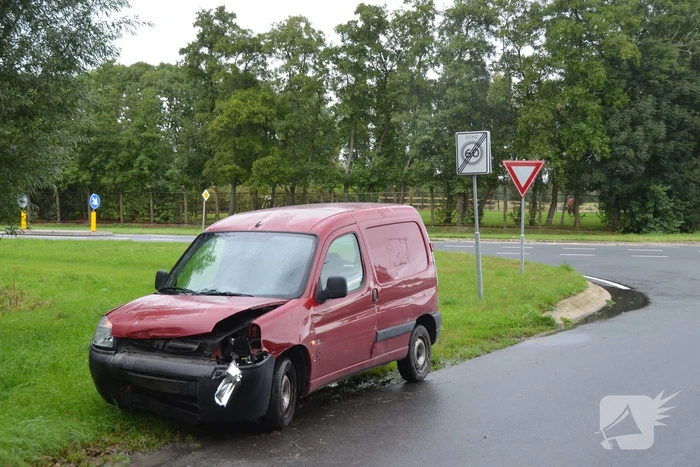 Auto belandt in sloot na aanrijding op kruising