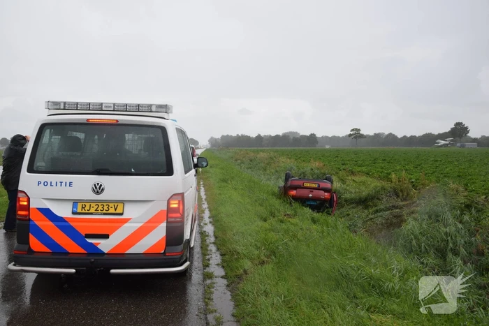 Auto op de kop, beschonken bestuurder aangehouden