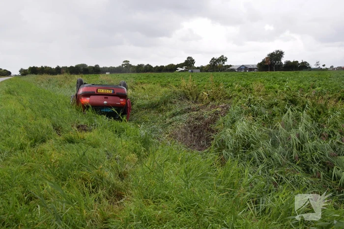 Auto op de kop, beschonken bestuurder aangehouden