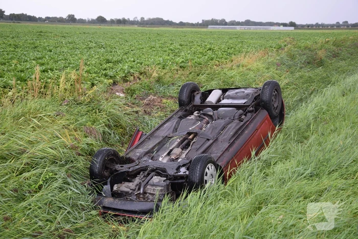 Auto op de kop, beschonken bestuurder aangehouden