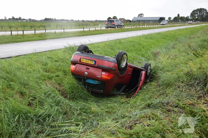 Auto op de kop, beschonken bestuurder aangehouden