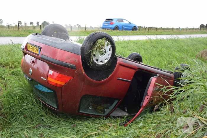Auto op de kop, beschonken bestuurder aangehouden