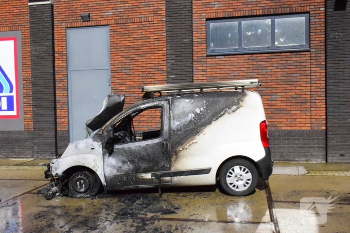 Bestelbus vliegt in brand bij winkelcentrum