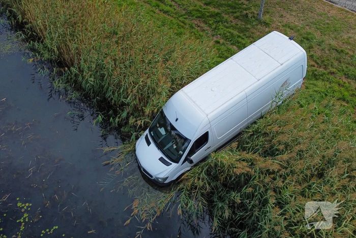 Bestelbus van pakketbezorger rolt water in