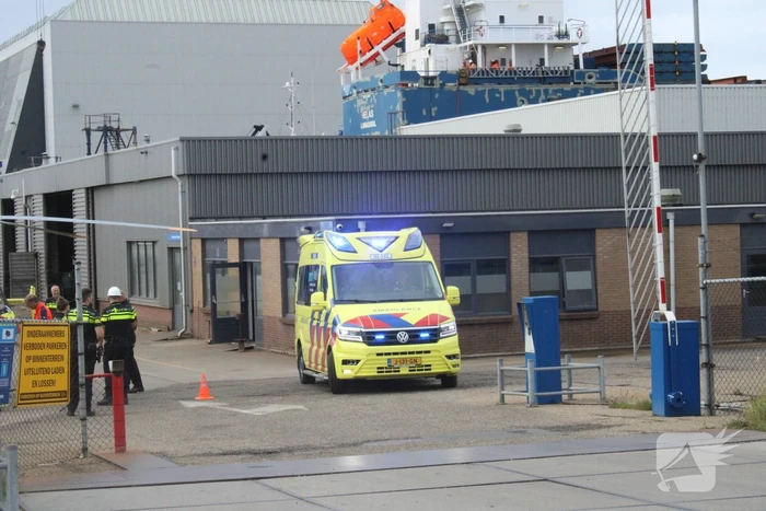 Persoon ernstig gewond na val in ruim van vrachtschip