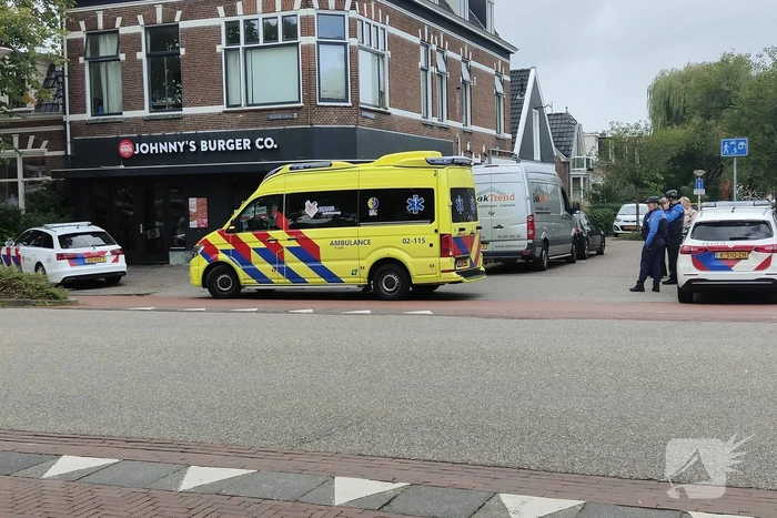 Deel scooter botst in zijkant van bestelbus