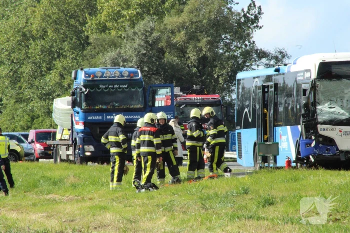 Gewonde bij aanrijding met lijnbus en auto