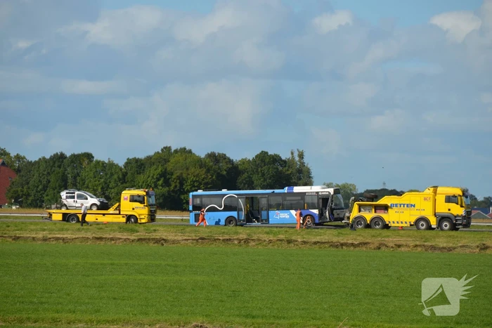 Gewonde bij aanrijding met lijnbus en auto