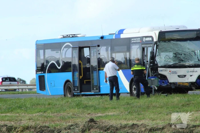 Gewonde bij aanrijding met lijnbus en auto