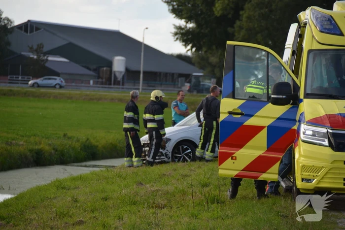 Auto belandt in sloot na ongeval