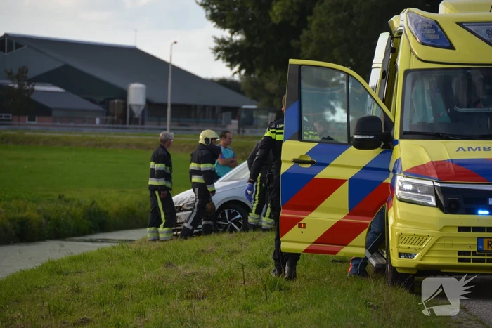 Auto belandt in sloot na ongeval