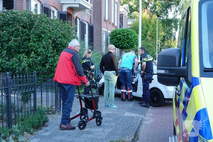 Schade en gewonde nadat automobilist tegen hekwerk rijdt