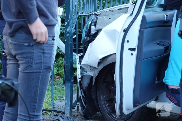 Schade en gewonde nadat automobilist tegen hekwerk rijdt
