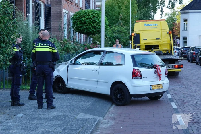 Schade en gewonde nadat automobilist tegen hekwerk rijdt