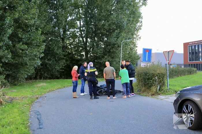Frontale botsing tussen scooterrijder en fietser