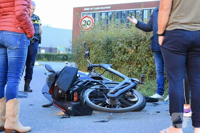 Frontale botsing tussen scooterrijder en fietser
