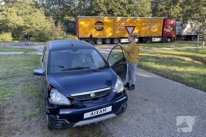 Vrachtwagen botst met brommobiel