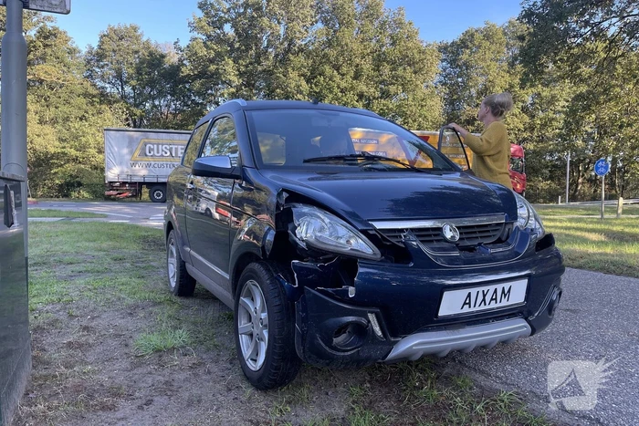 Vrachtwagen botst met brommobiel