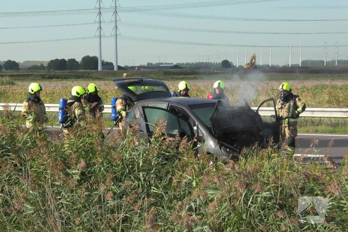 Auto total-loss vanwege brand in motorcompartiment