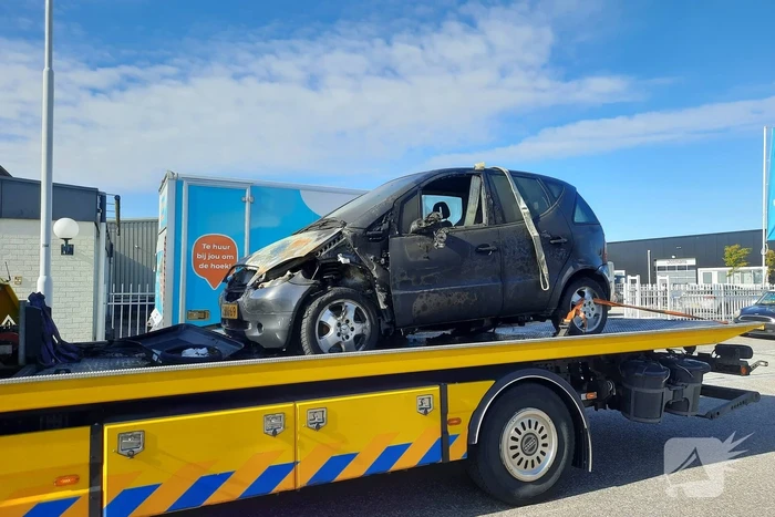 Auto total-loss vanwege brand in motorcompartiment