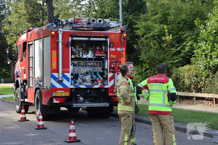Brandweer veegt schoorsteen na brand