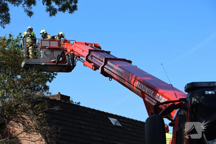 Brandweer veegt schoorsteen na brand