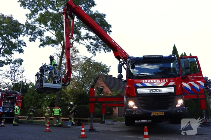Brandweer veegt schoorsteen na brand
