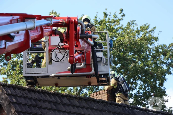 Brandweer veegt schoorsteen na brand