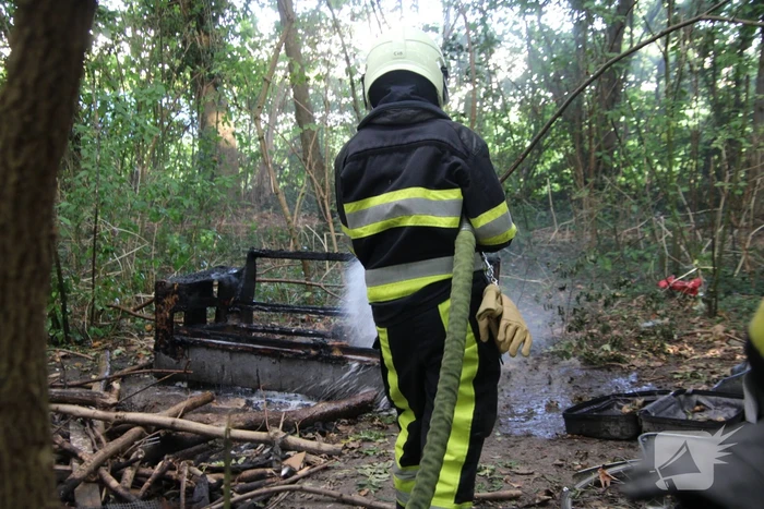 Houten bankje in bosjes afgebrand