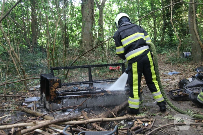 Houten bankje in bosjes afgebrand