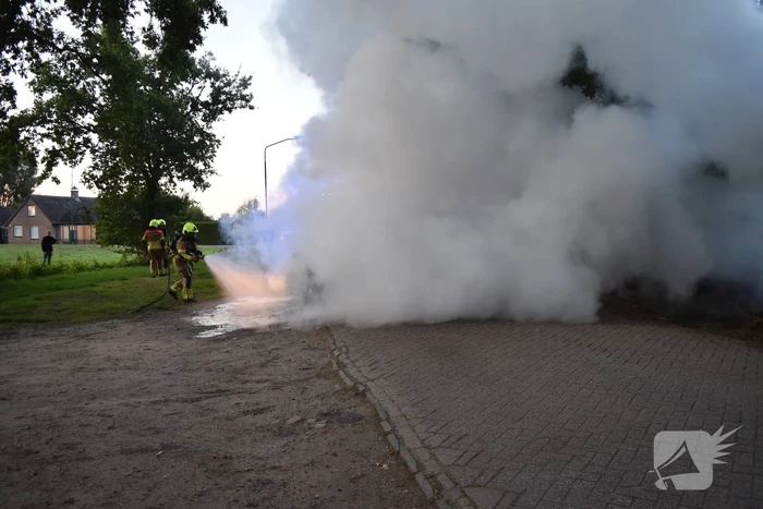 Oude Volvo zwaar beschadigd vanwege brand