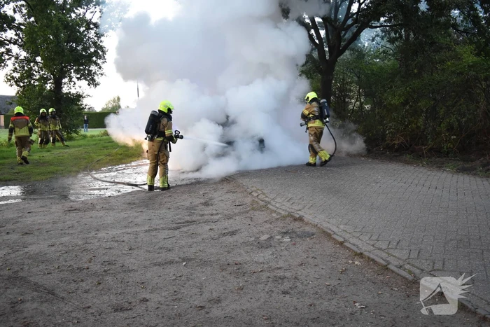 Oude Volvo zwaar beschadigd vanwege brand