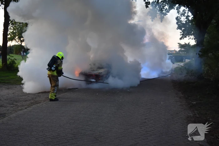 Oude Volvo zwaar beschadigd vanwege brand