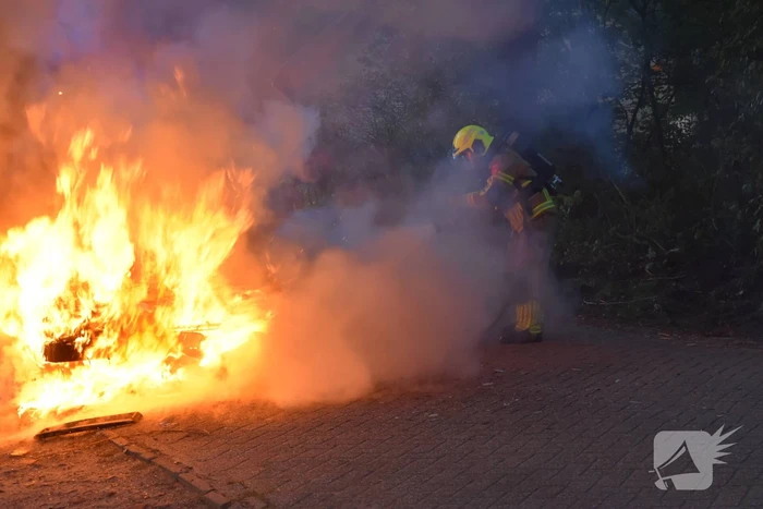 Oude Volvo zwaar beschadigd vanwege brand