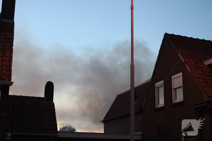 Flinke rookontwikkeling bij uitslaande schuurbrand
