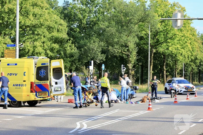 Overstekende hardloper geschept door lijnbus