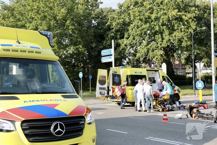 Overstekende hardloper geschept door lijnbus
