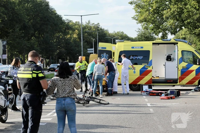 Overstekende hardloper geschept door lijnbus