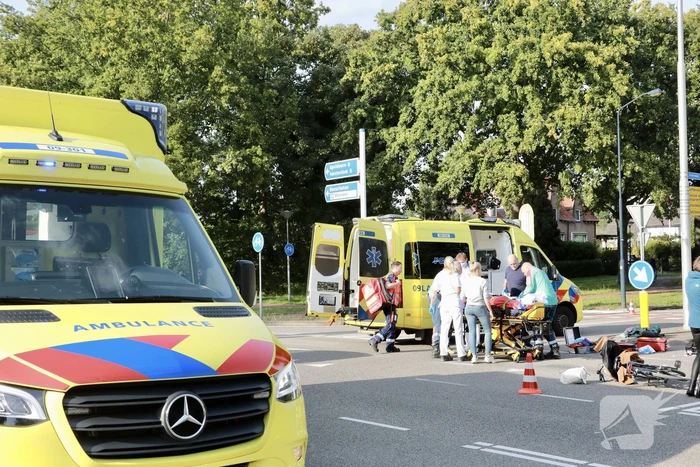 Overstekende hardloper geschept door lijnbus