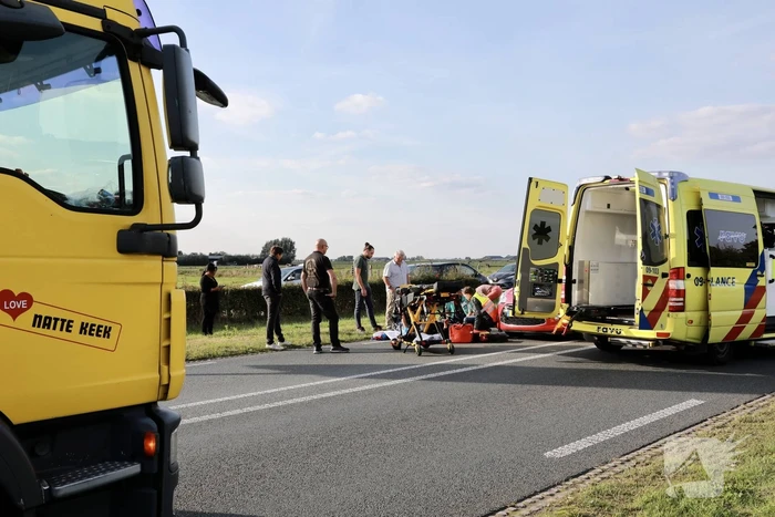 Overstekende fietsster aangereden door personenauto