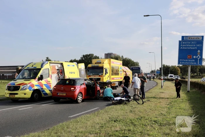 Overstekende fietsster aangereden door personenauto