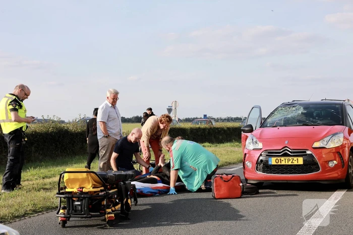 Overstekende fietsster aangereden door personenauto