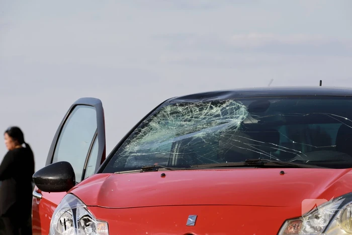 Overstekende fietsster aangereden door personenauto