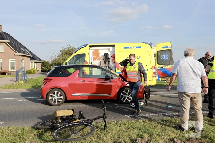 Overstekende fietsster aangereden door personenauto