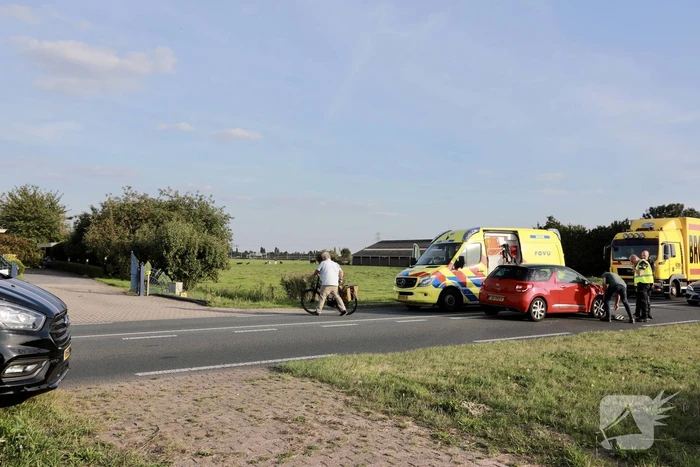 Overstekende fietsster aangereden door personenauto