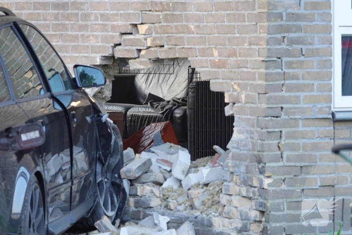 Automobilist rijdt woning binnen