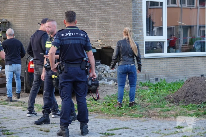Automobilist rijdt woning binnen