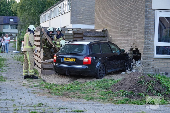 Automobilist rijdt woning binnen