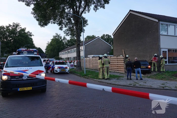 Automobilist rijdt woning binnen